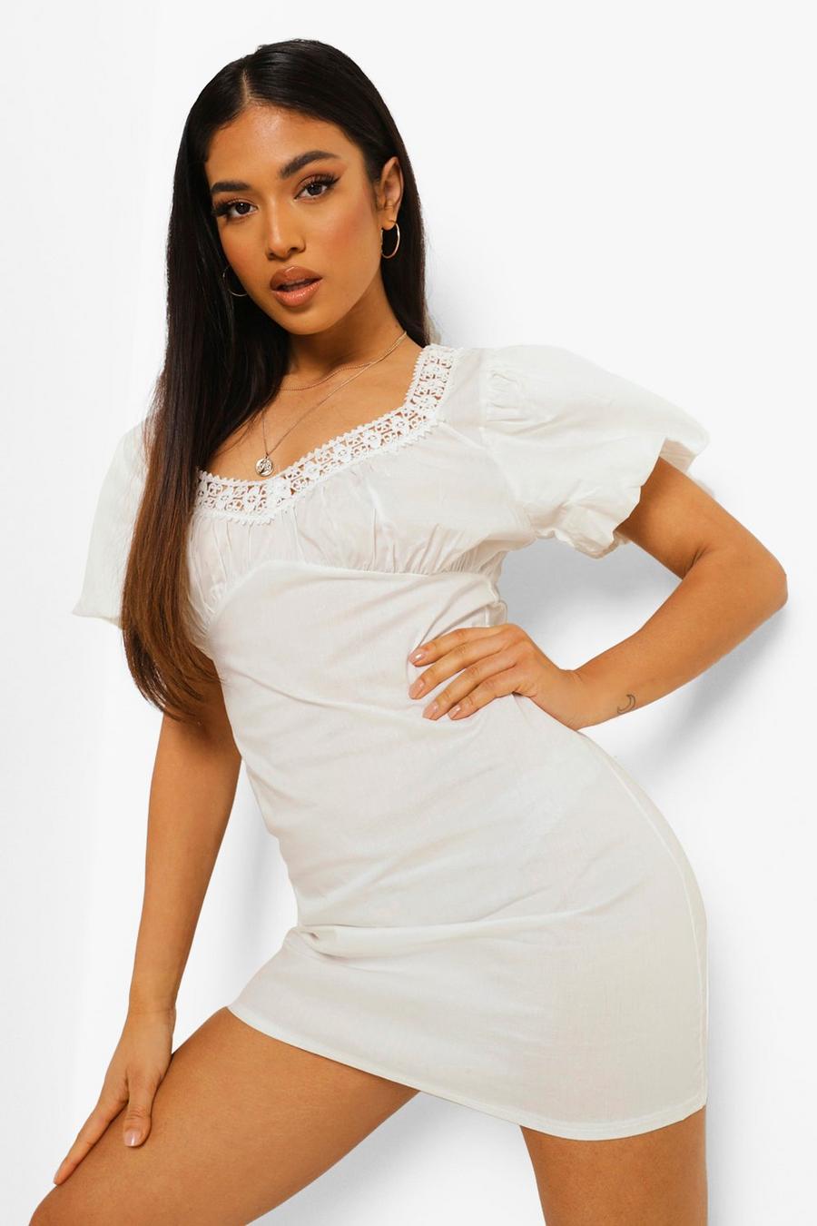 White Petite - Skiftklänning med hjärtformad skärning och virkad kant image number 1