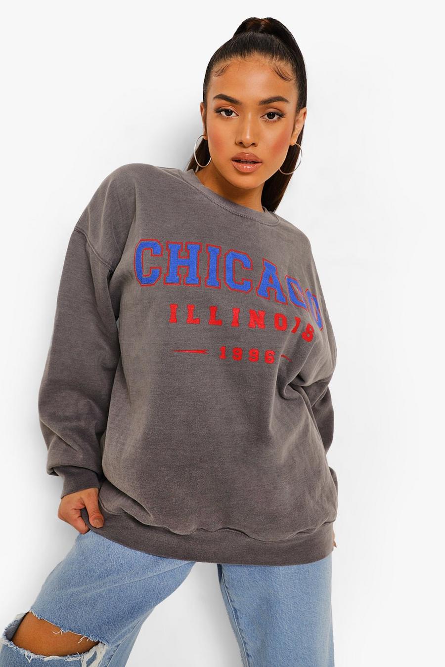 PETITE Überfärbtes Sweatshirt in Übergröße mit „Chicago“-Print, Schwarz image number 1