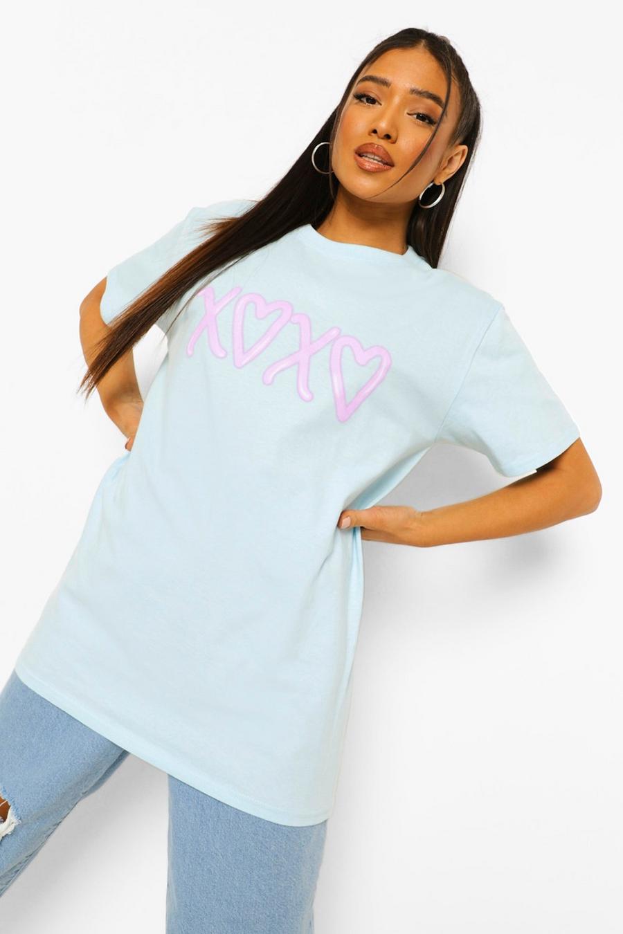 T-shirt Petite con stampa di cuori e baci in stile graffiti, Azzurro chiaro image number 1