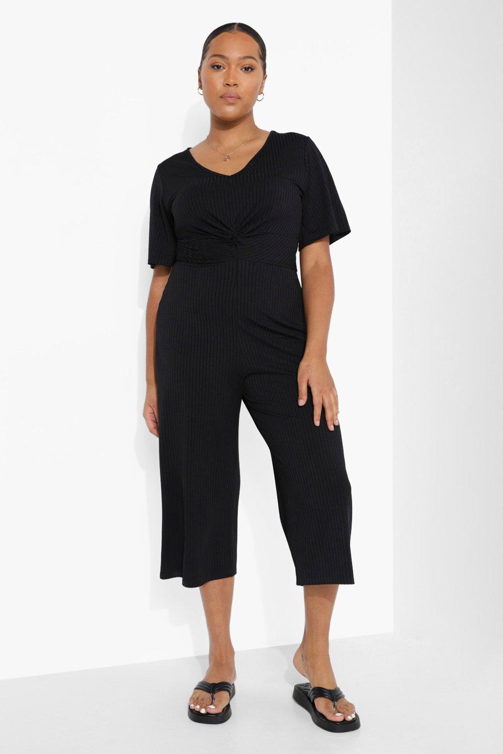 Tuta intera con pantaloni culotte ritorta sul davanti a righe Plus boohoo IT
