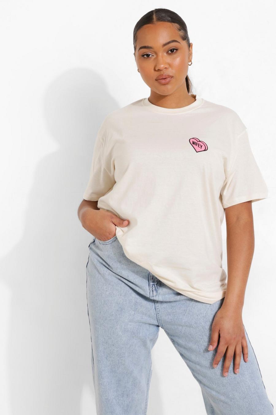 Plus T-Shirt mit Wifey Heart-Print auf der Tasche, Naturfarben image number 1