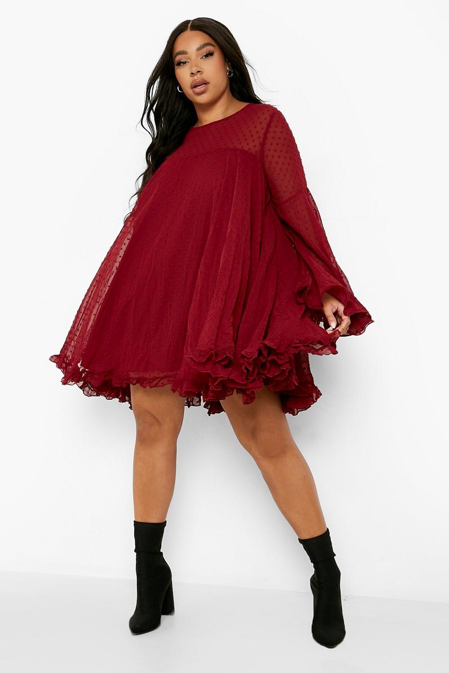 Berry red Plus - Plisserad klänning i prickig mesh image number 1