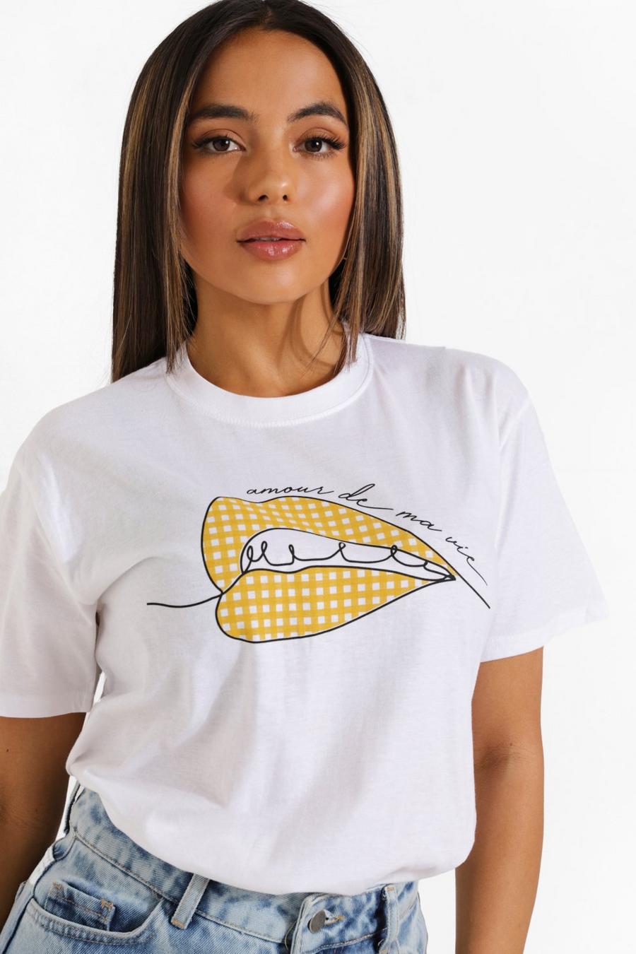 T-shirt Petite a quadretti gingham con scritta francese e labbra, Bianco image number 1