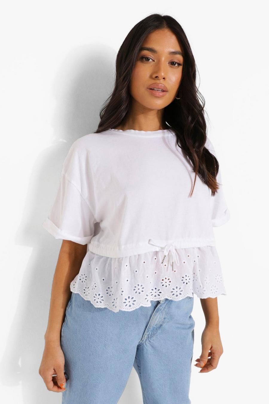 White Petite - T-shirt med broderie anglaise image number 1