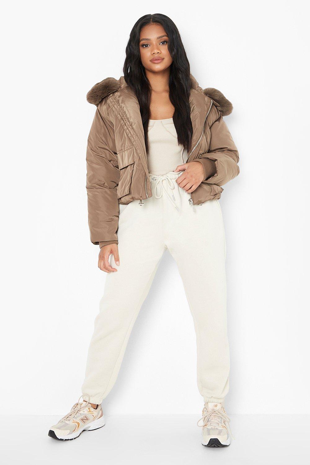 Piumino Bomber Petite con cappuccio in pelliccia sintetica boohoo