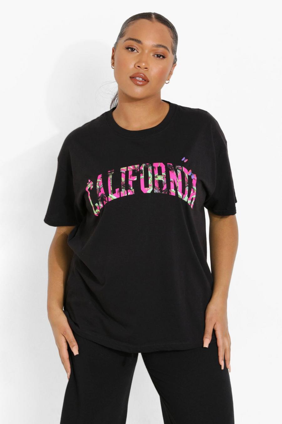 Plus T-Shirt in Übergröße mit Schmetterlingsmuster und California-Slogan, Schwarz image number 1