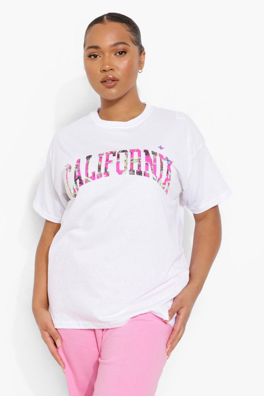 Plus T-Shirt in Übergröße mit Schmetterlingsmuster und California-Slogan, Weiß image number 1
