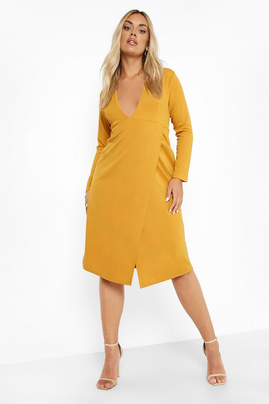 Mustard Plus Midiklänning i omlottmodell med djup urringning image number 1