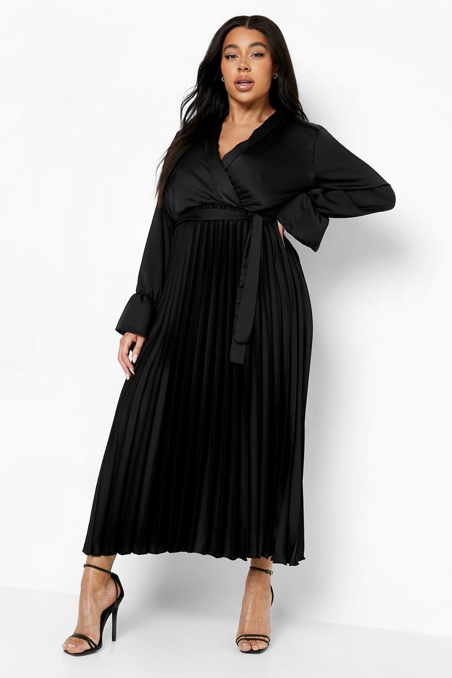 Black Plus - Plisserad omlottklänning i satin med utsvängd ärm