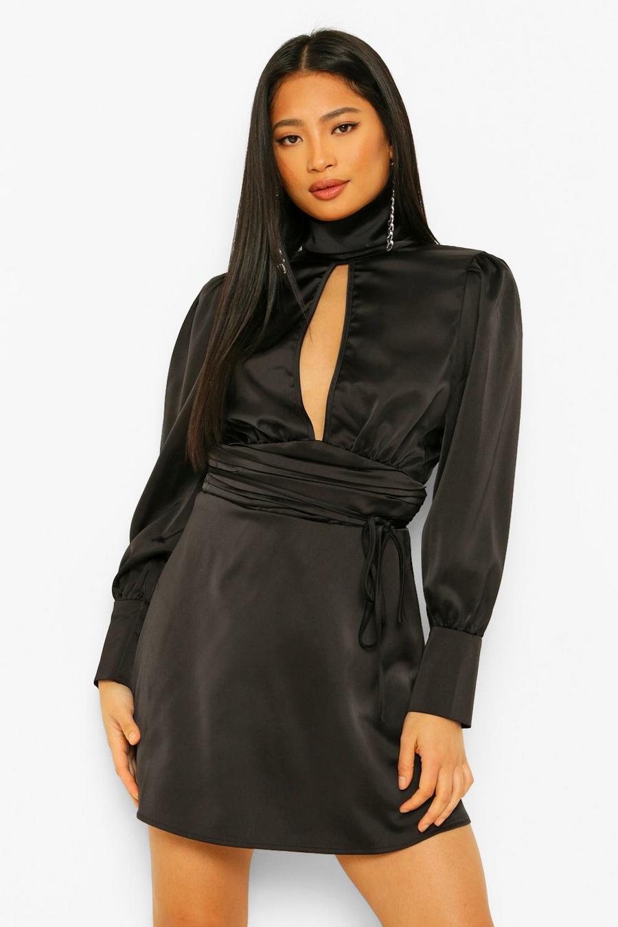 שחור שמלת מיני מסאטן עם צווארון גבוה וגב פתוח פטיט image number 1
