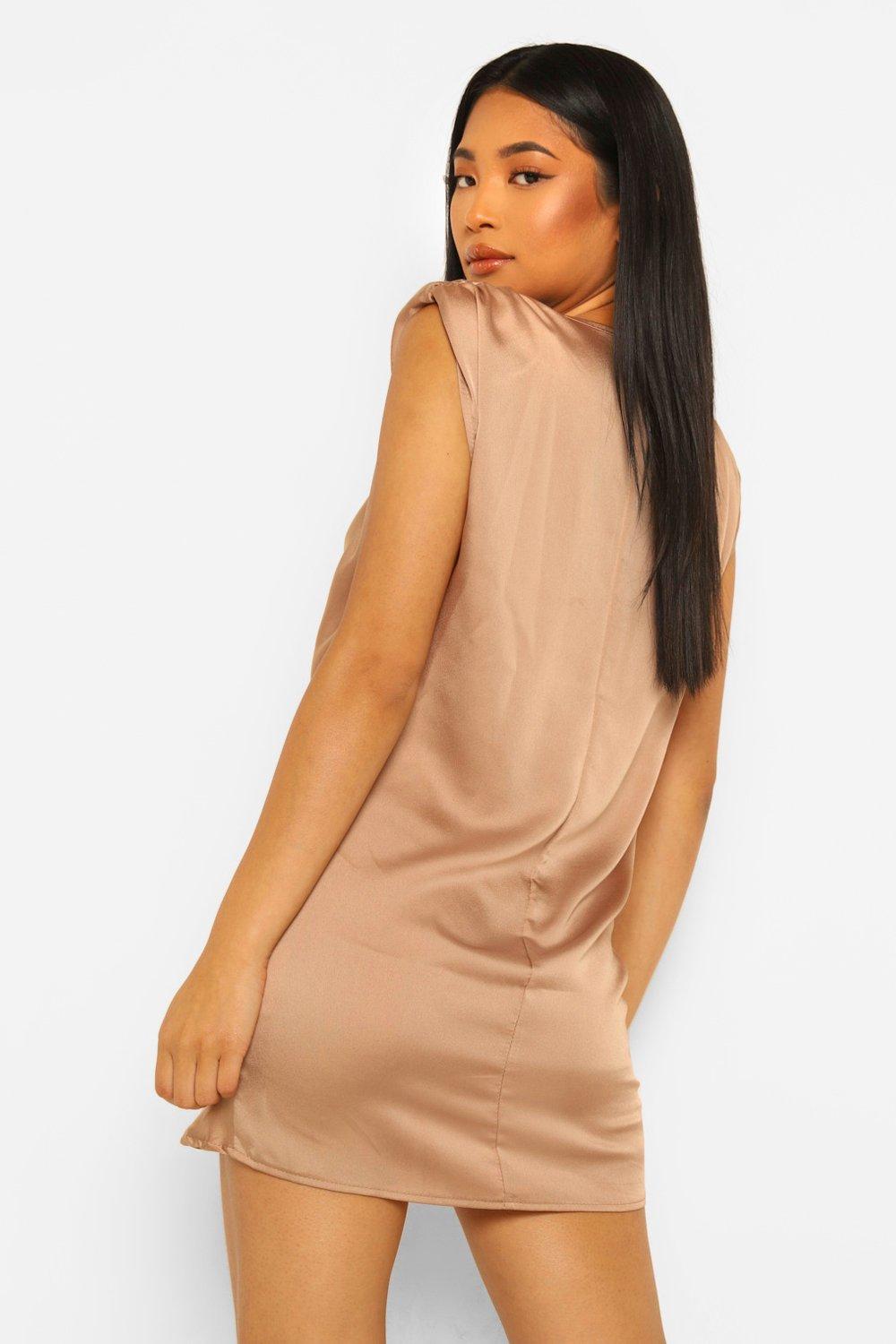 Petite Robe satin mi longue a col benitier boohoo FR