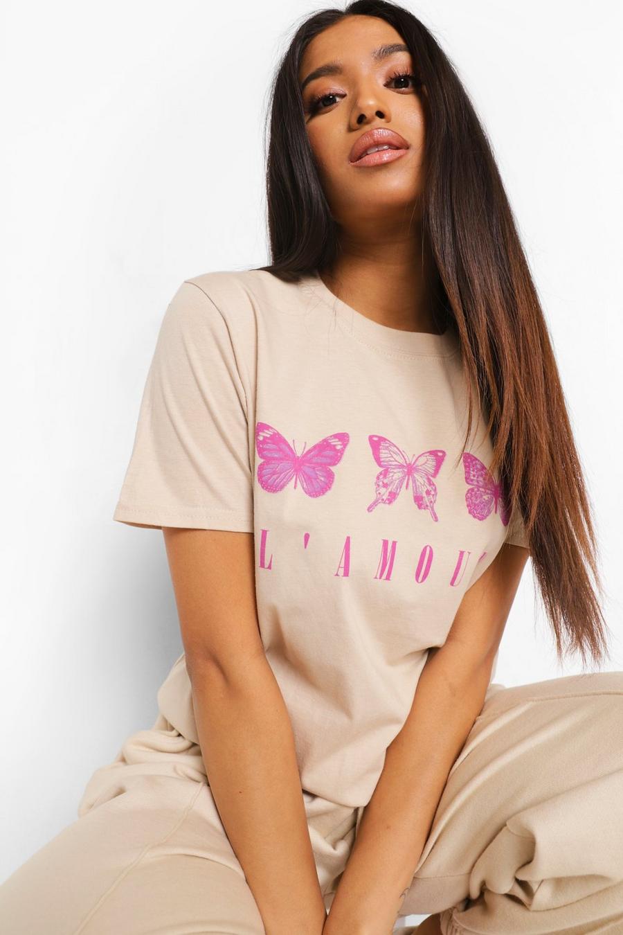 Petite T-Shirt mit Schmetterlingsmuster und „L'Amour“-Slogan, Naturfarben image number 1