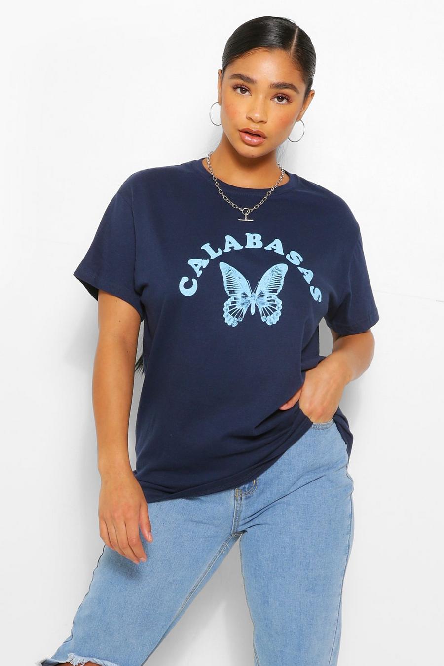 Navy Plus - "Calabasas" T-shirt med slogan och fjäril image number 1