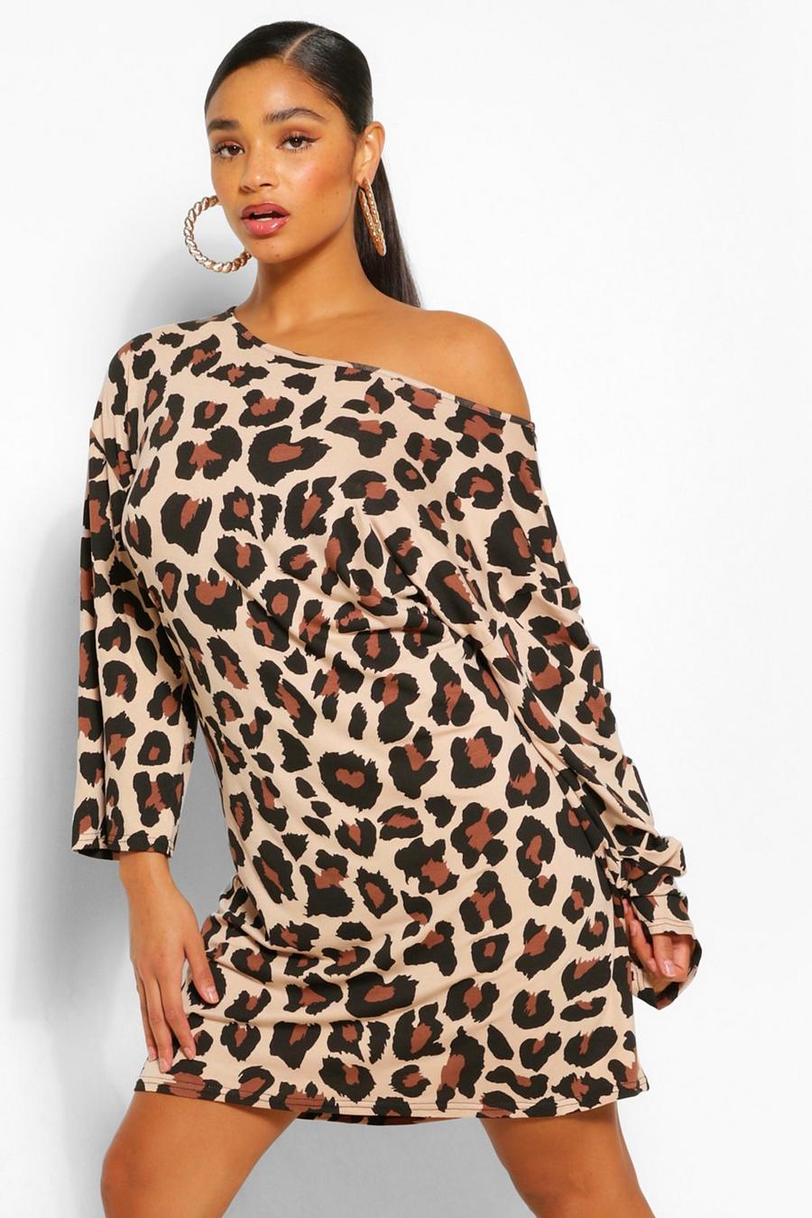 Vestido estilo camiseta con cuello oblicuo de leopardo Plus, Camel beis image number 1