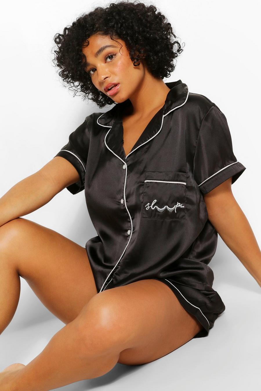 Set pigiama Plus Size in raso - camicia con slogan Sleep e cordoncino & pantaloncini, Nero image number 1
