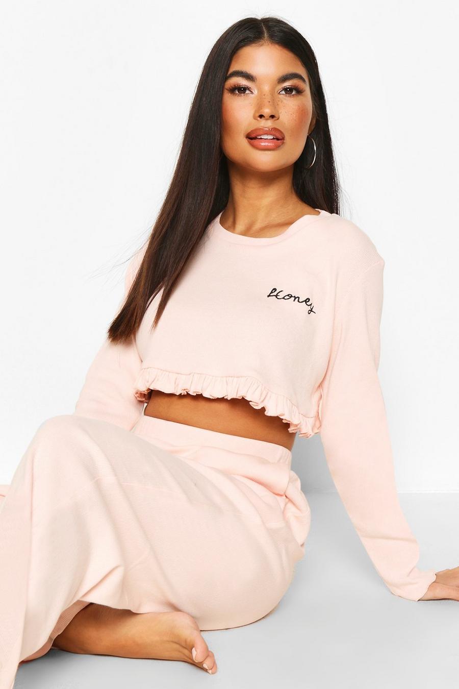 Blush Petite - "Honey" Pyjamasset med volangtopp och slogan image number 1