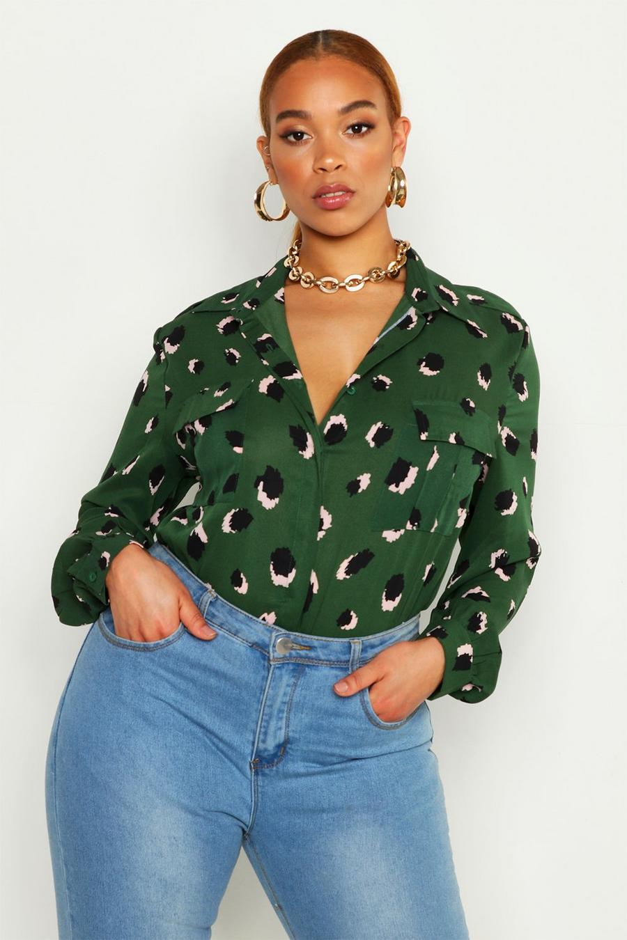 Plus-Size Lockere Hemdbluse mit aufgesetzten Taschen und Print, Grün image number 1