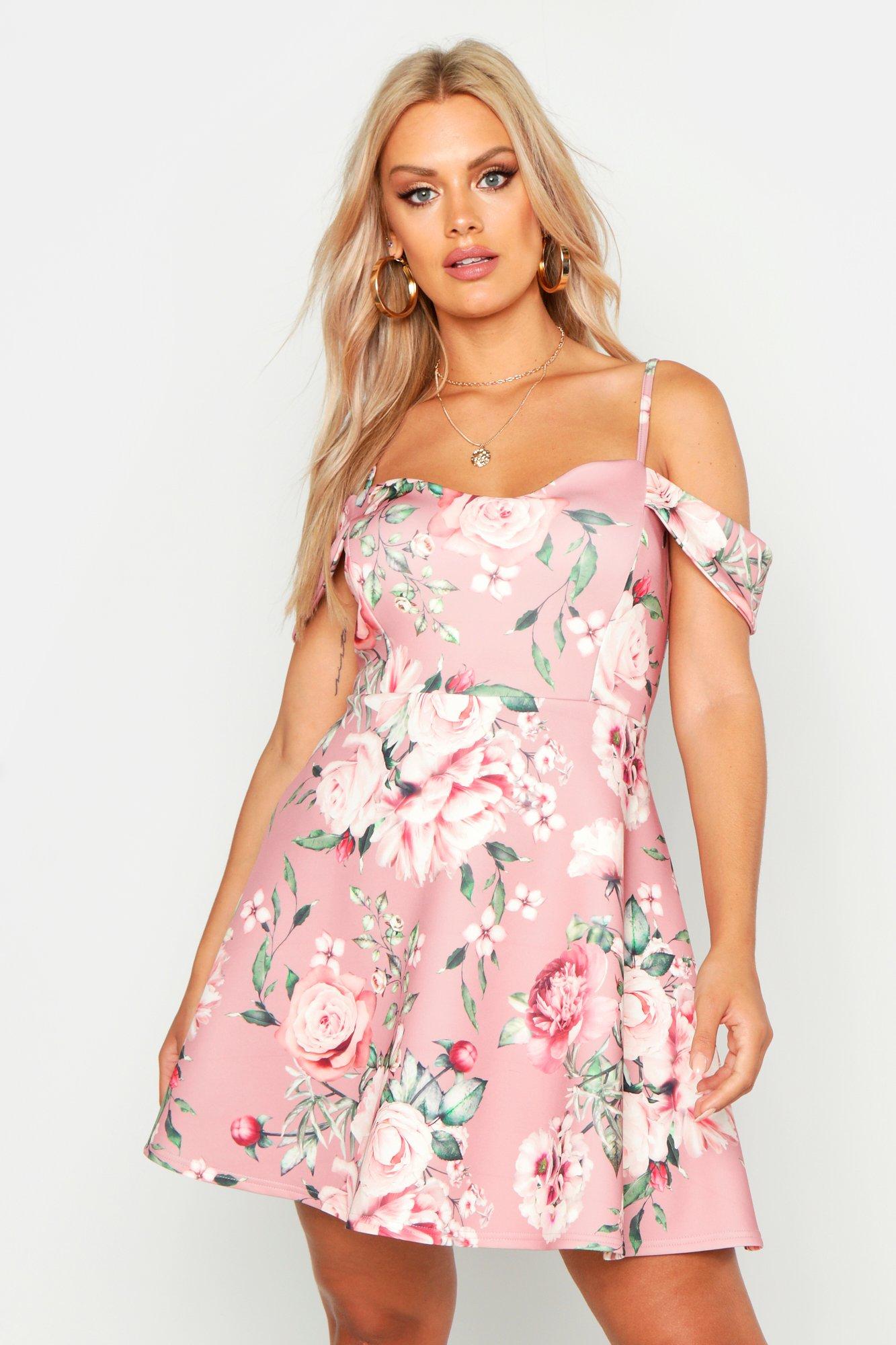 Plus Geblumtes Kleid Mit Ausgeschnittenen Schultern Boohoo
