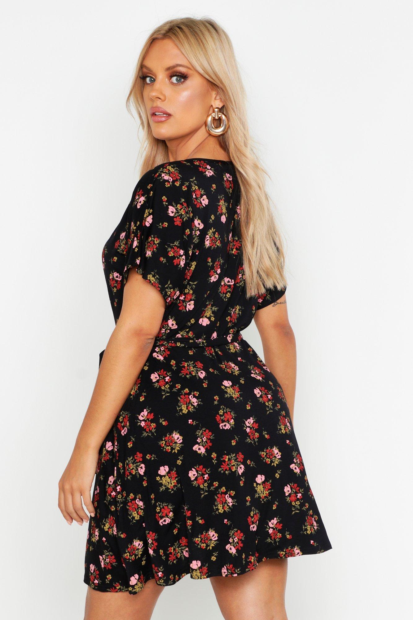 Plus Geblumtes Sommerkleid Mit Wickeldesign Und Bindegurtel Boohoo