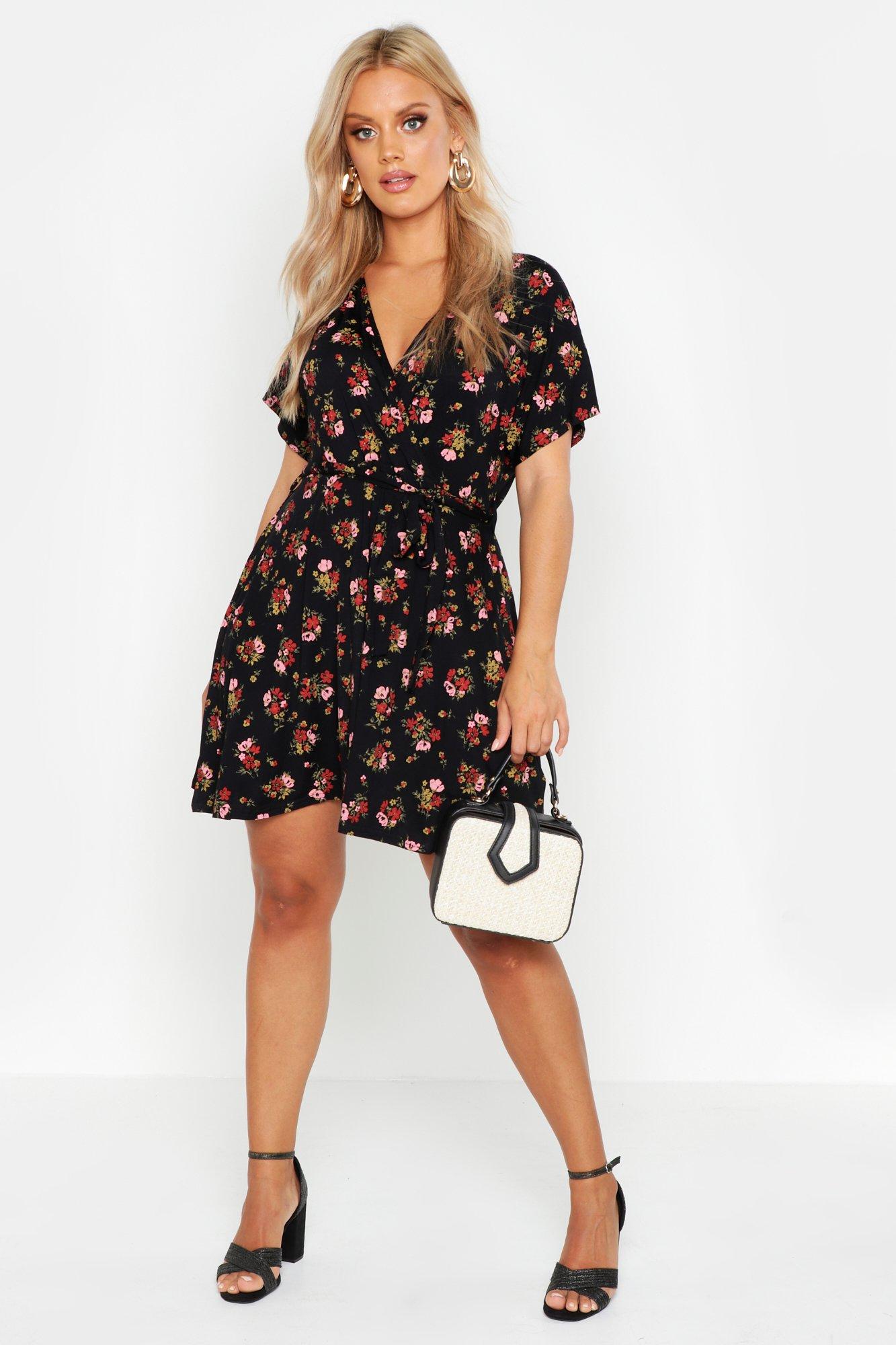 Plus Geblumtes Sommerkleid Mit Wickeldesign Und Bindegurtel Boohoo