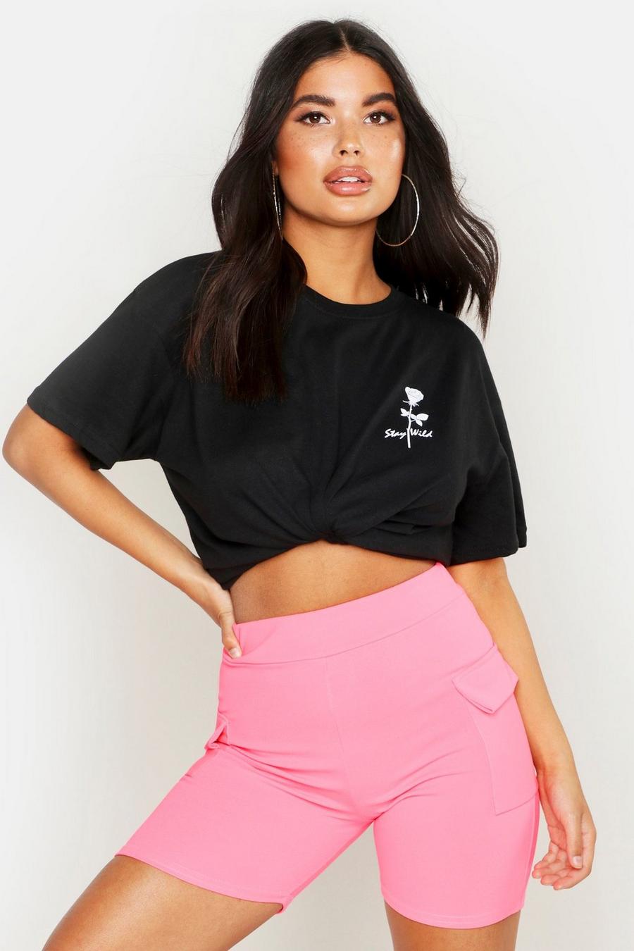T-shirt Petite con scritta e stampa di rose sul taschino, Nero image number 1