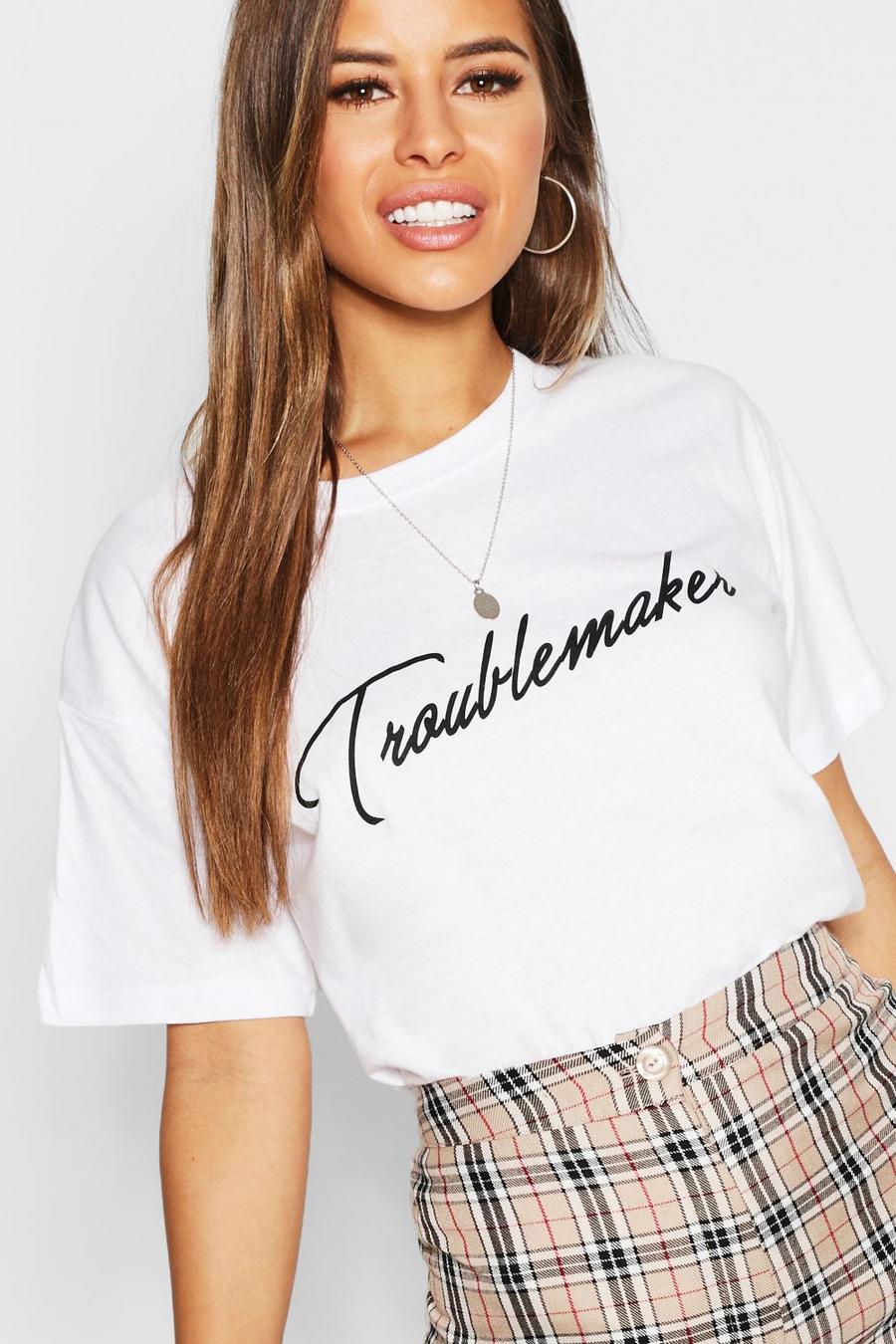 White Petite - "Troublemaker" t-shirt med slogan image number 1