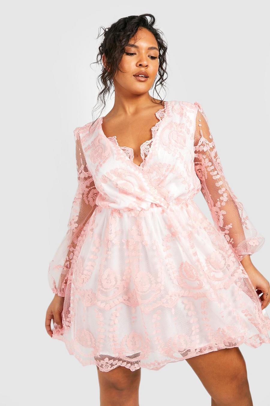 Blush rosa Plus Lace Plunge Skater Dress