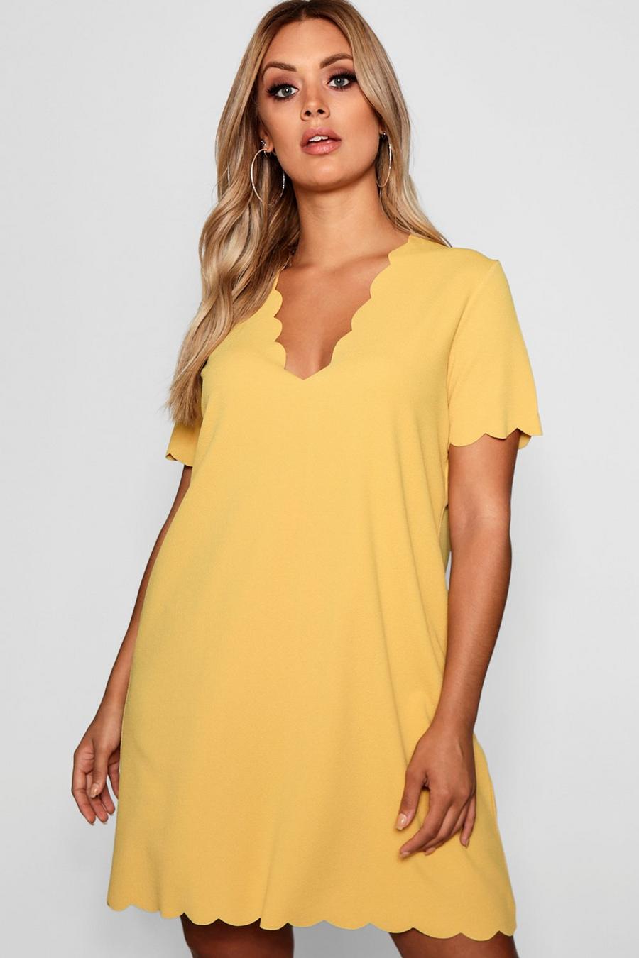 Mustard gul Plus - V-ringad skiftklänning med vågig fåll image number 1