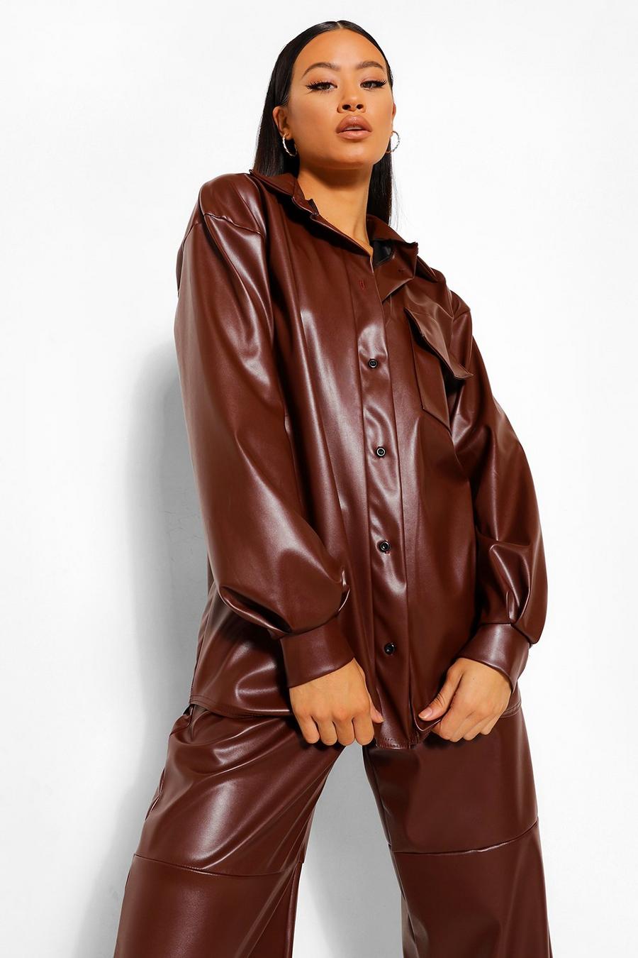 שוקולד חולצה אוברסייז מפוליאוריתן במראה עור לנשים גבוהות image number 1