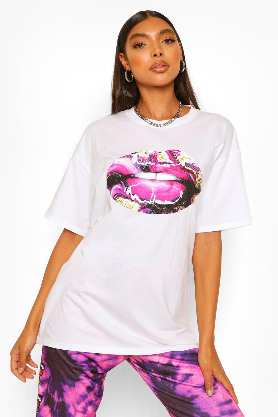 Tall T-Shirt bedruckt mit Lippen und Marmormuster, Weiß image number 1