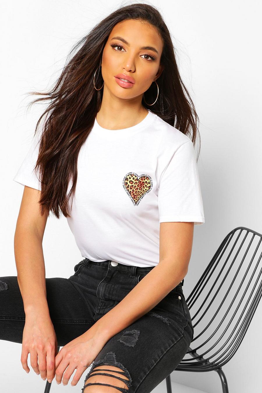 White Tall - T-shirt med leopardmönstrat hjärta image number 1