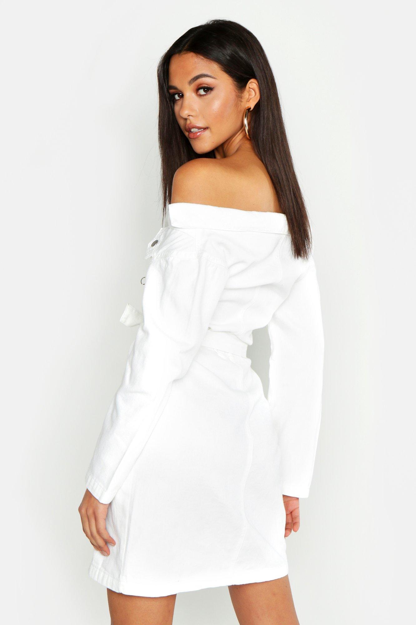 Robe en denim epaule denudee ceinturee Tall boohoo FR