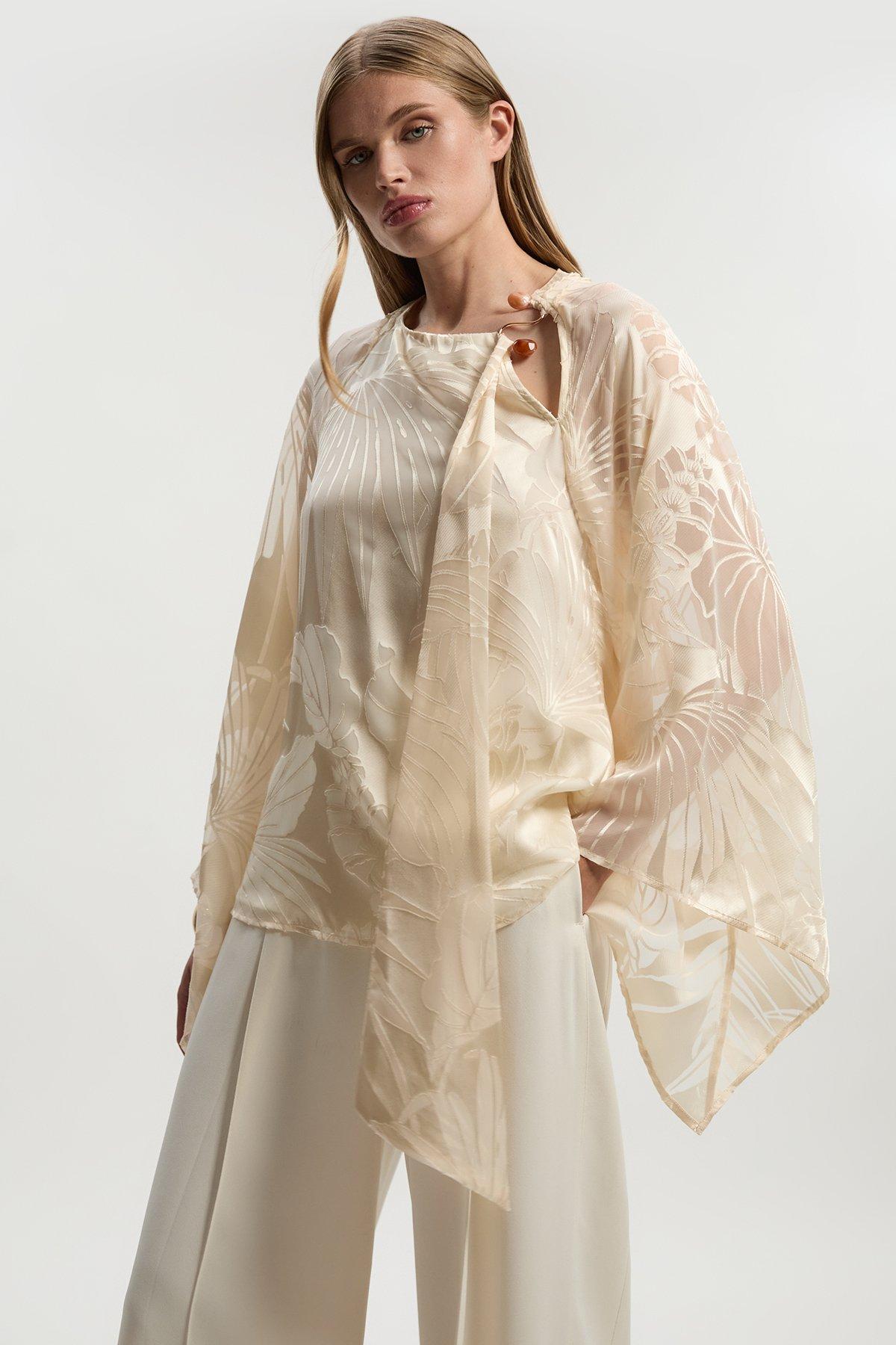 新品Silky jacquard blouseエクリュ Bluelea Silky Jacquard Blouse エクリュ 新品未使用