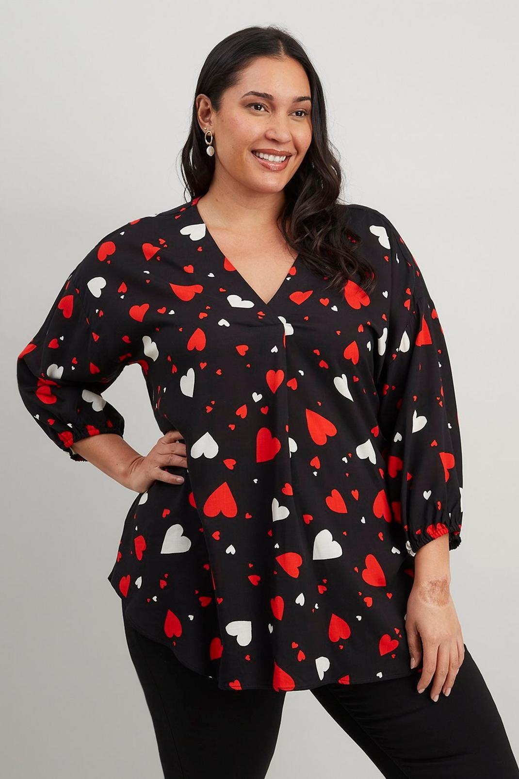 Black Curve Heart Print Over The Head Shirt image number 1