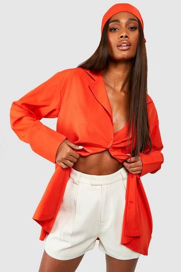 Ensemble avec chemise oversize et foulard orange